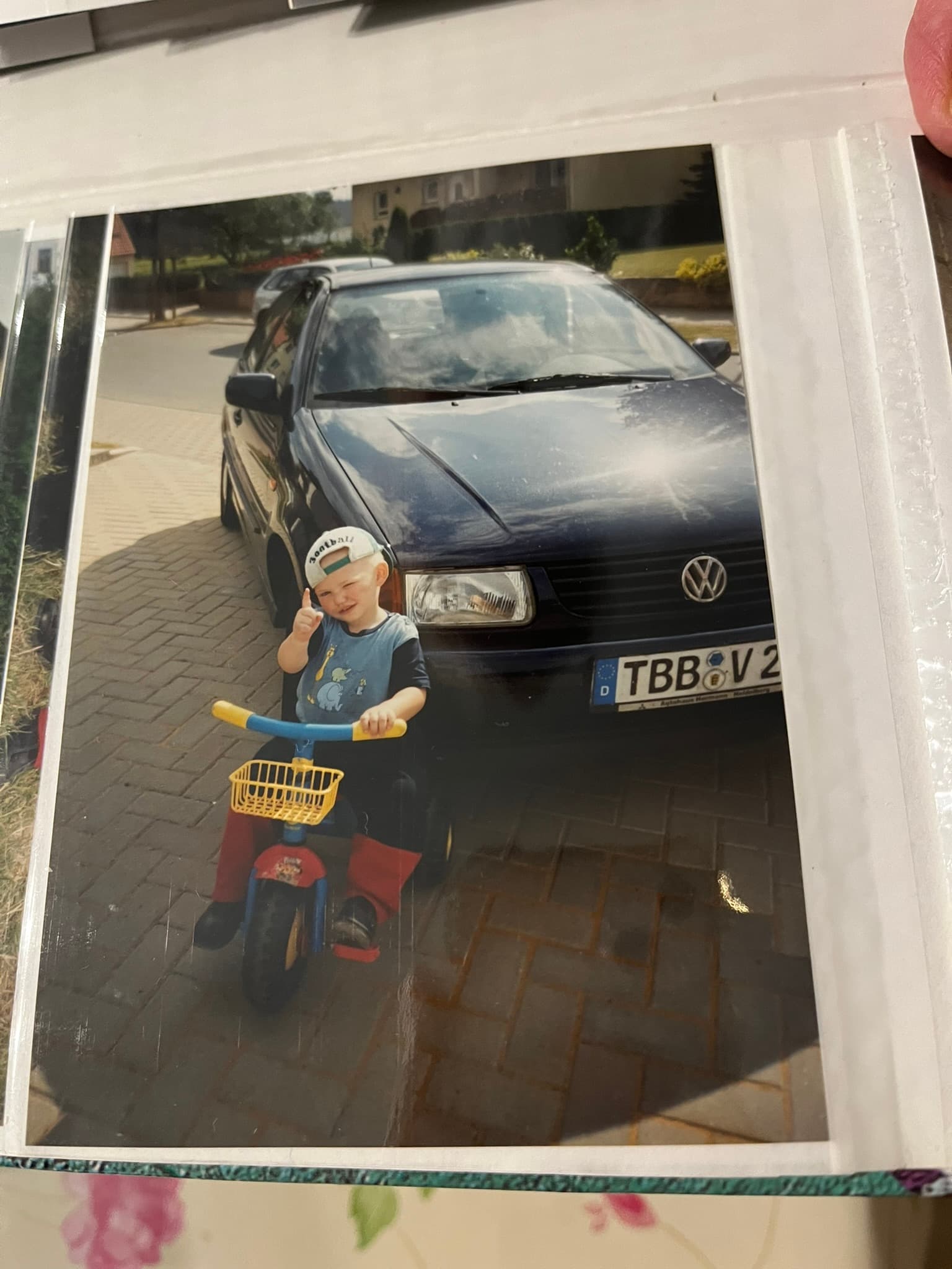 Georg als Kind auf einem Dreirad