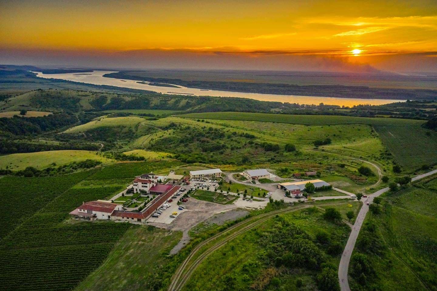Luftaufnahme des Seven Generations Winery & Hotel bei Sonnenuntergang