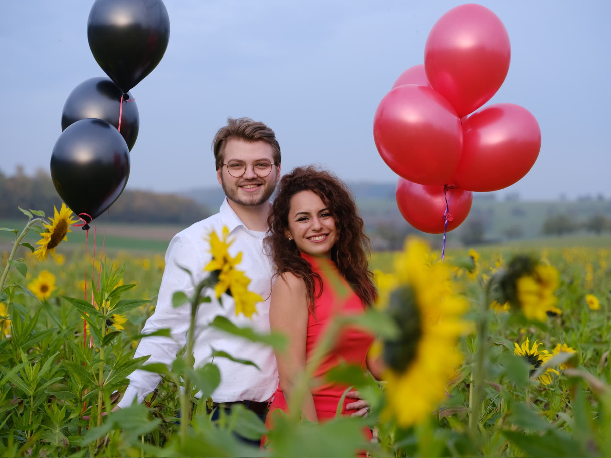 Berna und Georg im Sonnenblumenfeld mit Luftballons